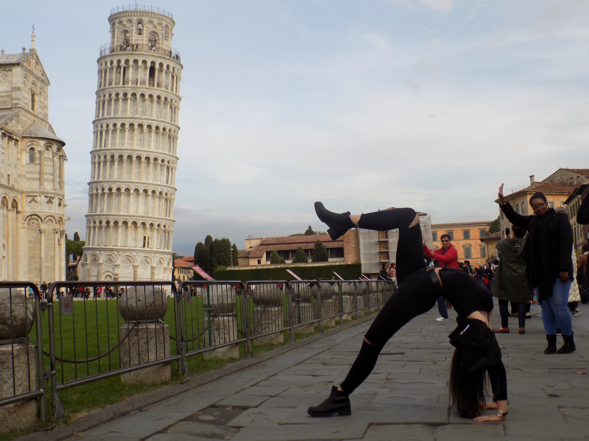 Больше самой Пизанской башни интересны попытки туристов необычно сфотографироваться с ней