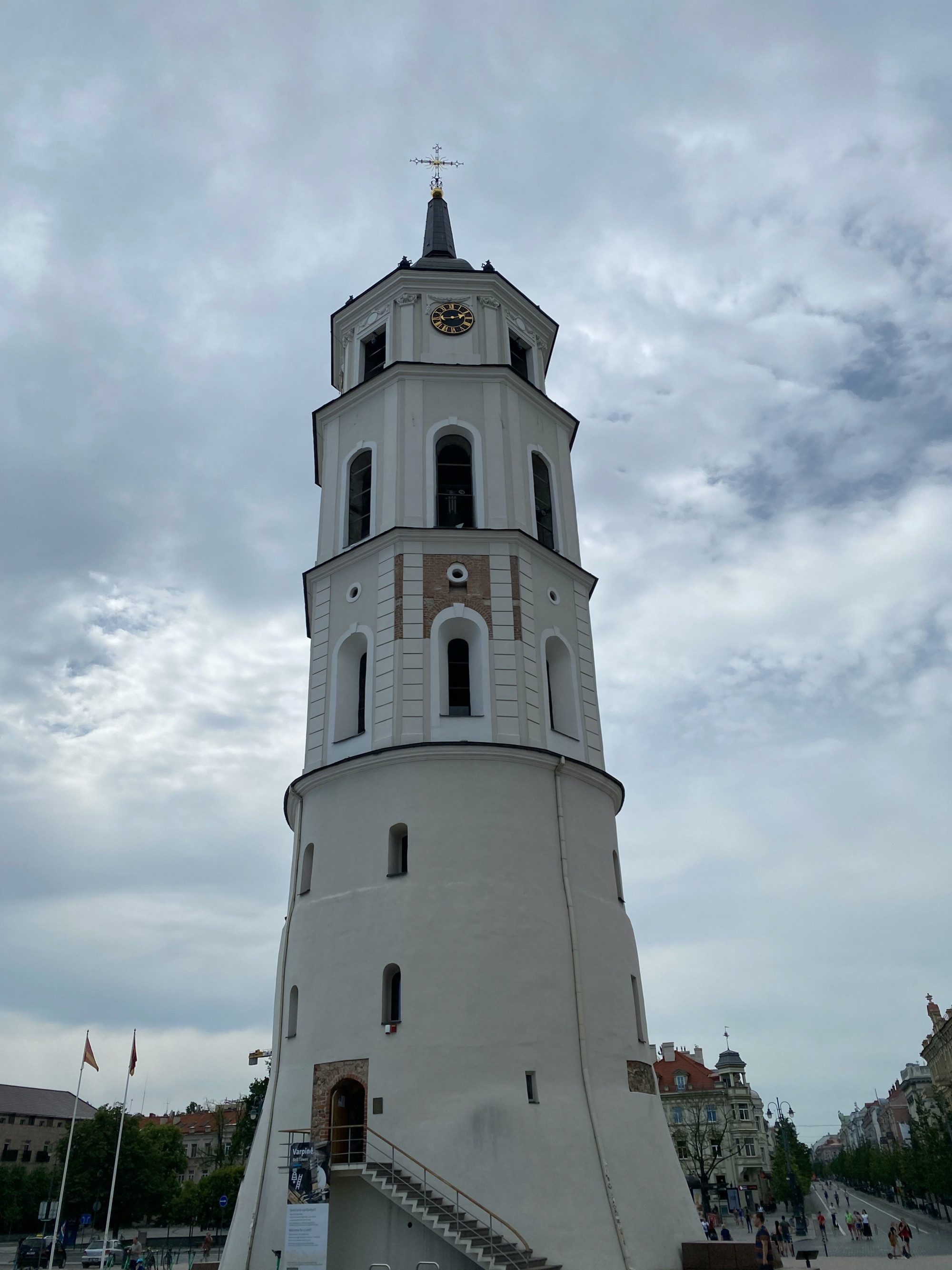 В исторических источниках колокольня впервые упомянута в 1522 году, когда башне потребовался ремонт. При реконструкции были сужены окна и уничтожены бойницы, стены покрыты штукатуркой. В первой четверти XVI века итальянский архитектор Аннус (Annus) на оборонительной круглой башне выстроил два восьмиугольных яруса для колоколов. Верхний четвёртый ярус восьмистенной части колокольни был возведён в 1598 году[2] и позднее приспособлен для часов. У двух средних ярусов есть черты барокко, четвёртый ярус в стиле классицизма. Внешние стены первых трёх ярусов выложены из булыжника. Каждые 3—4 ряда каменной кладки чередуются узкой полосой кирпичной кладки в 1—2 кирпича. Верхний четвёртый ярус выстроен из кирпичей в готической кладке.<br/> <br/>
В XVII—XIX века колокольня из-за повреждений в войнах и пожарах неоднократно перестраивалась. Восстановлением пострадавшей при пожаре в 1610 году колокольни руководил архитектор Вильгельм Поль. Во второй половине XVII веке на башне было повешено несколько колоколов, отлитых Яном Деламарсом, и установлены часы. В середине XVIII века мастер Густав Мёрк повесил на колокольне больше колоколов. Крыша колокольни была сформирована в 1893 году, но позже её форма менялась. Она покрыта жестью, венчающий её шпиль (8 м) — листовой медью. Верхушка шпиля оканчивается железным крестом (5 м) работы местных мастеров, в 1893 году закреплённым на позолоченном барабане.<br/> <br/>
Башенные часы изготовлены в конце XVII века и установлены на башне в 1672 году. Предполагается, что часовой механизм был изготовлен в Германии; имя мастера неизвестно. Механизм реконструировался в 1803 году. Эта дата вырезана в кованой раме часов. Занимался реконструкцией часового механизма староста виленского цеха часовщиков Юзеф Бергман. В конце XIX века рухнула башня с часами вильнюсской Ратуши и часы колокольни собора стали главными часами в городе.<br/> <br/>
Циферблаты из медного листа установлены на всех четырёх сторонах самого верхнего яруса. Циферблаты диаметром 2 м снабжены только часовой стрелкой. Обод циферблатов, римские цифры и стрелки покрыты позолотой. Тупой конец единственной стрелки украшен полумесяцем, остриё показывает часы.<br/> <br/>
Колокол, отбивающий часы, отлит в 1673 году литейных дел мастером Яном Деламарсом. Его высота — 58 см, диаметр — 107 см. Колокол опоясан латинской надписью, украшен рельефными фигурами Пресвятой Девы Марии, покровителей собора святого Казимира и святого Станислава. Меньший колокол, отбивающий четверти, отлит в 1758 году. Фундаторами колокола были епископ виленский Николай Стефан Пац и Анджей Казимир Оссовский. Четверти часов отсчитывает колокол меньшего размера, отлитый в 1754 году литейщиком Густавом Мёрком. Молоточки бьют по нему каждые 15 минут: один удар — первая четверть часа, два удара отбивают полчаса, три удара – 45 минут. Новый час отмечают четыре удара колокола меньшего размера; после короткой паузы молоток большого колокола наносит удары по числу часов.<br/> <br/>
Колокольня ремонтировалась в 1965 году. В 1967 году на колокольне были установлены 17 колоколов разной величины, на которых вызванивали мелодии во время празднеств и полуденный сигнал литовского радио.<br/> <br/>
В колокольне размещался диспетчерский пункт Вильнюсского бюро путешествий и экскурсий.