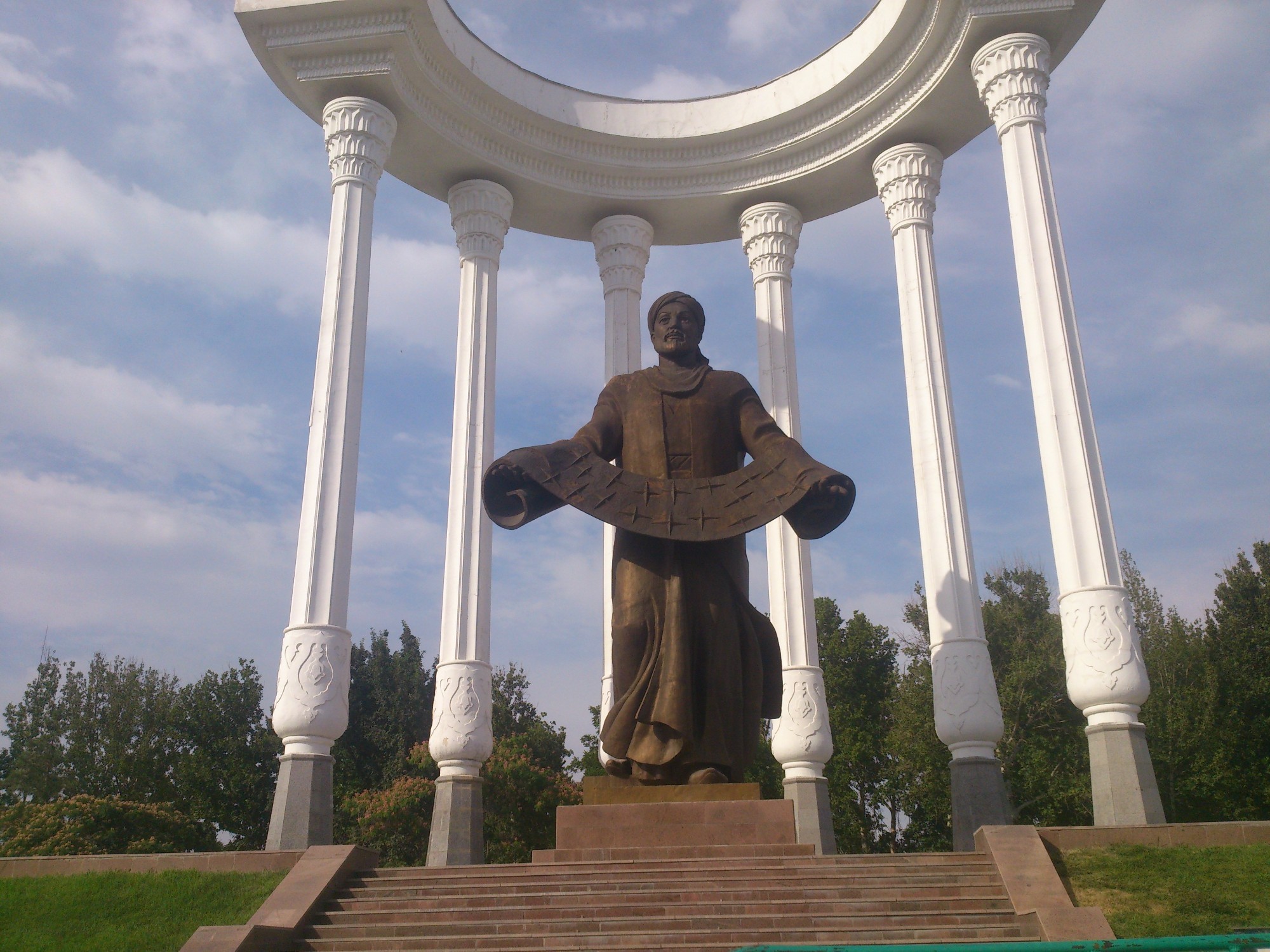 Памятник Аль-Фергани в центральном парке Ферганы.<br/>
Al-Fergani monument in central park of Fergana.