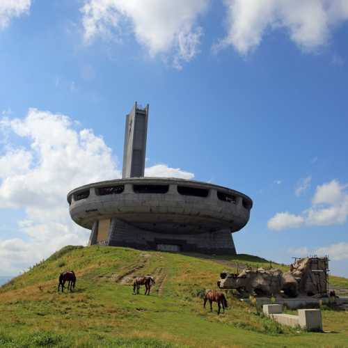 Памятник Бузлуджа, вершина Балканских гор высотой 1441 м.