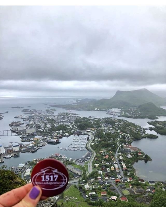 1517везде #путешествия1517 <br/>
Путешествуем вместе с #школа1517 <br/>
Значок #школаБаренбаума @math_and_mad находится сейчас в стране фьордов, на Лофотенских островах, в Норвегии
