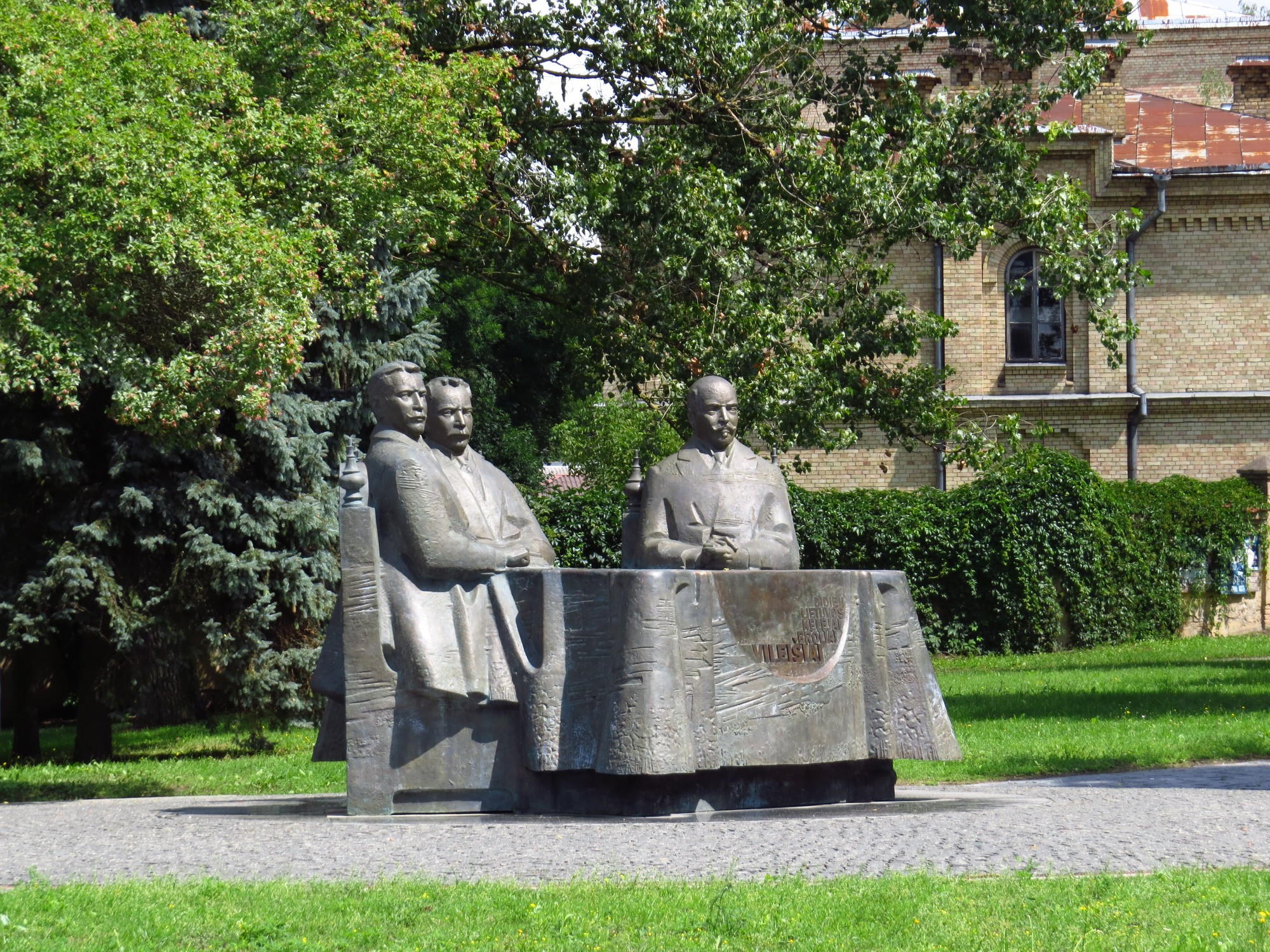 Памятник братьям Вилейшяй, Lithuania