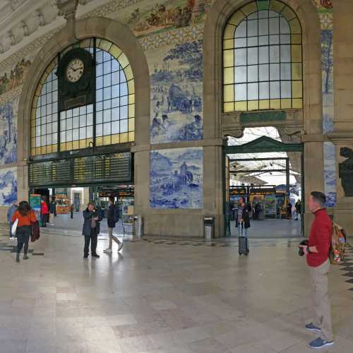 Вокзал Сан-Бенту, является одним из самых красивых действующих вокзалов в Европе и больше напоминает музей. Внутренние стены вокзала, выложенные плиткой азулежу это настоящая достопримечательность Порту.