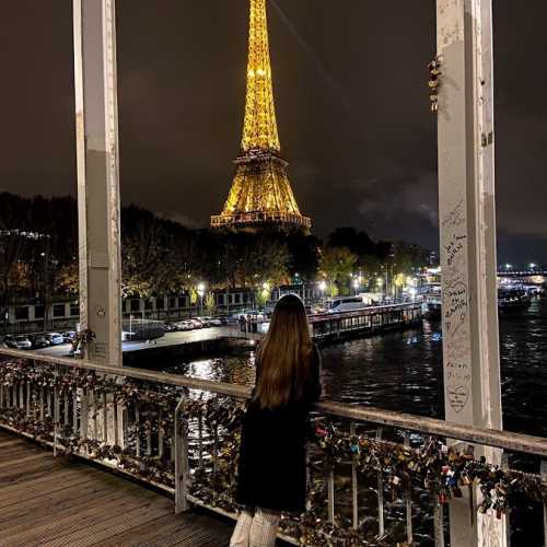 Вид на Эйфелеву башню с моста влюблённых «Pont des Arts»