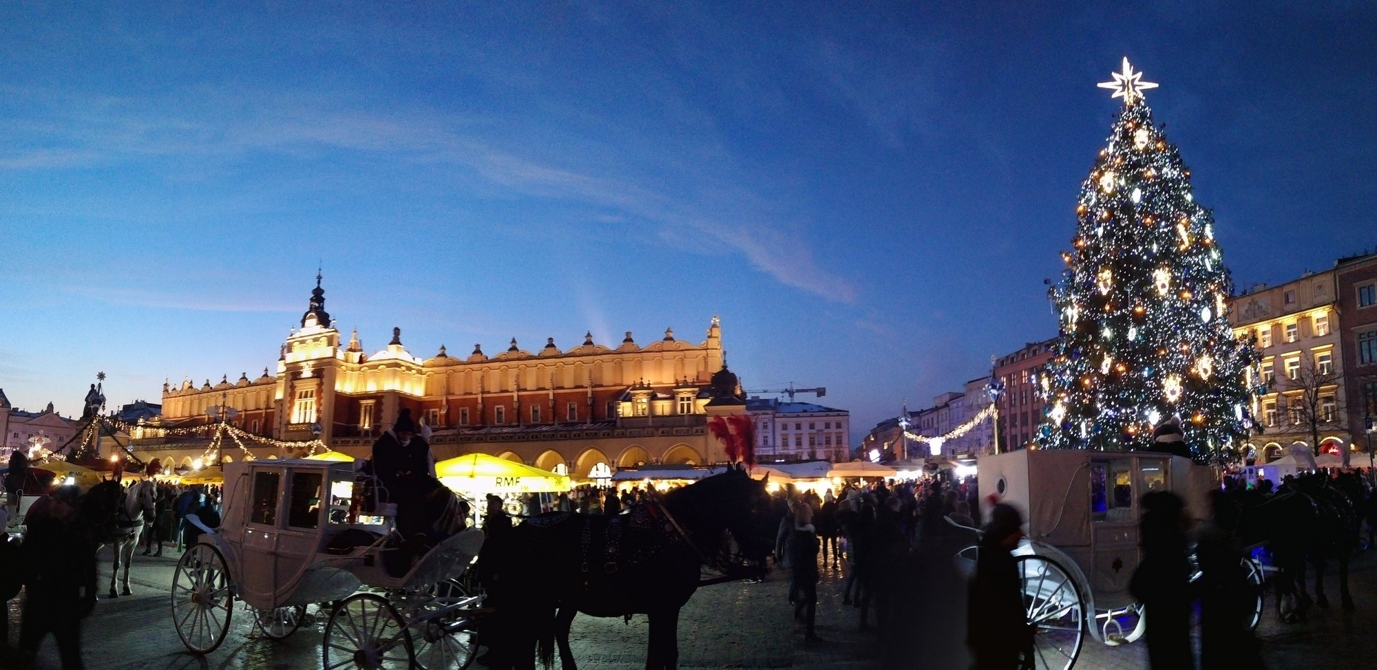 Атмосфера празника на главной площади Рынок