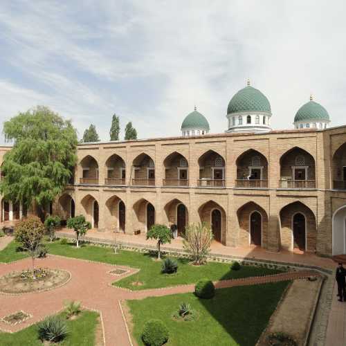 Один из Медресе Ташкента со стороны внутреннего дворика 
