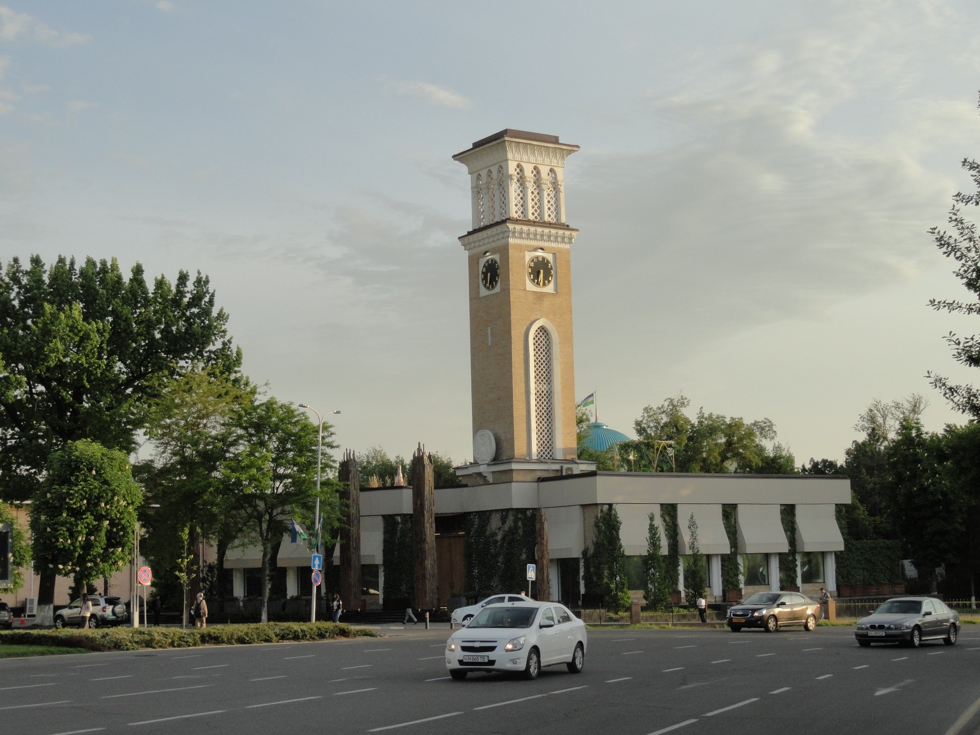 Ташкентские куранты — внизу кафешка, наверху часы