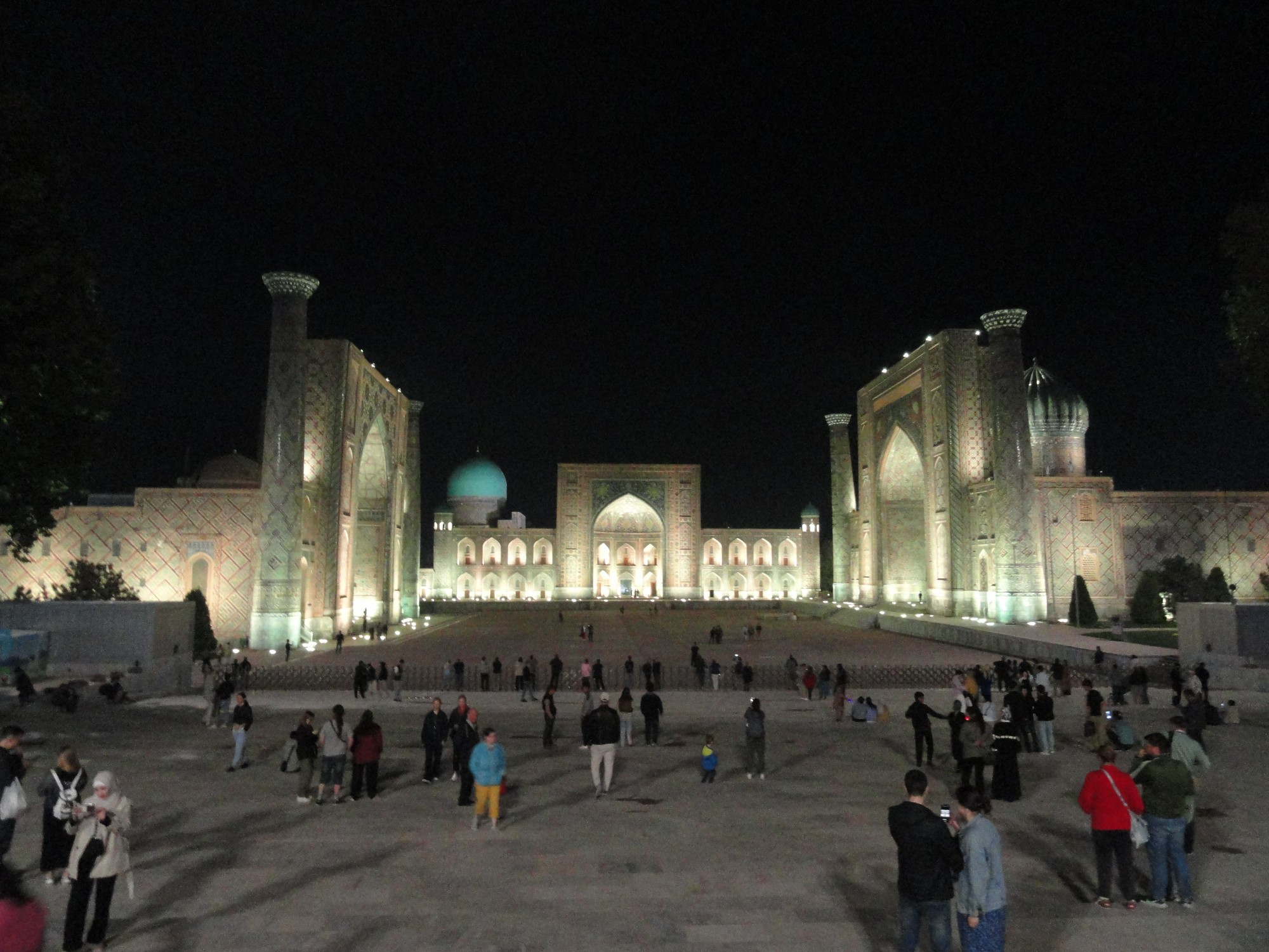 Ночная площадь Регистан с трёмя Медресе