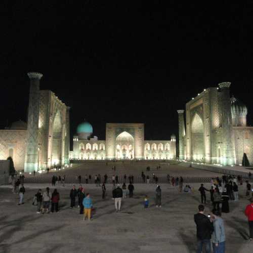 Ночная площадь Регистан с трёмя Медресе
