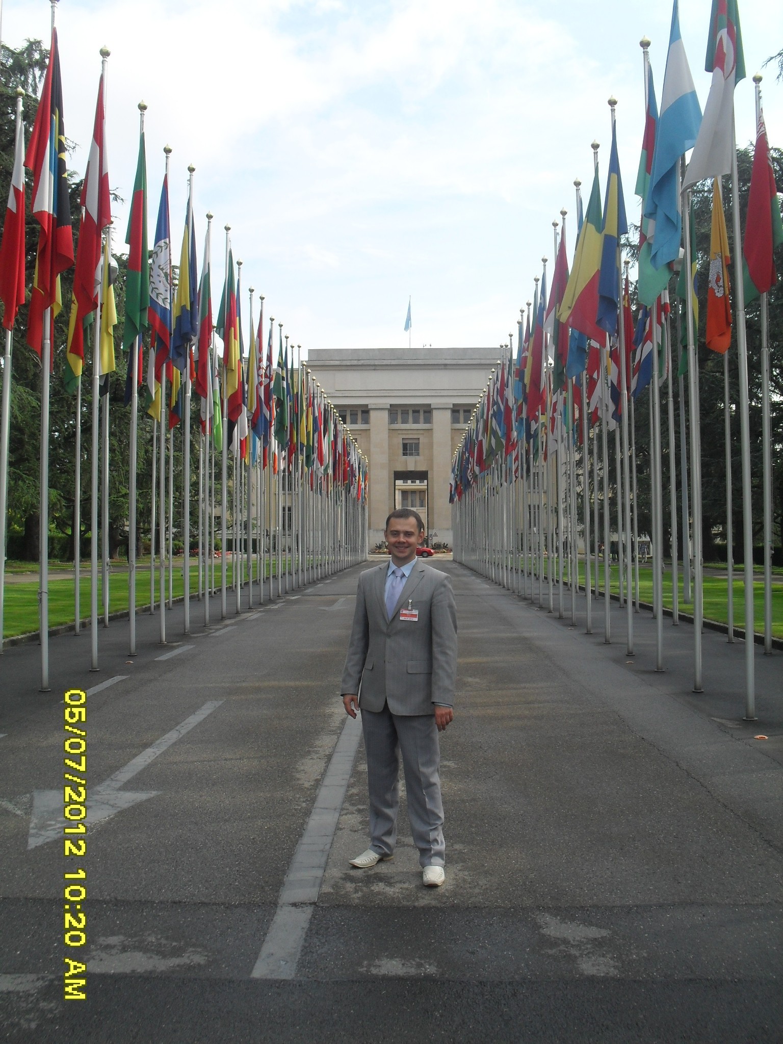 На фоне Дворца Наций