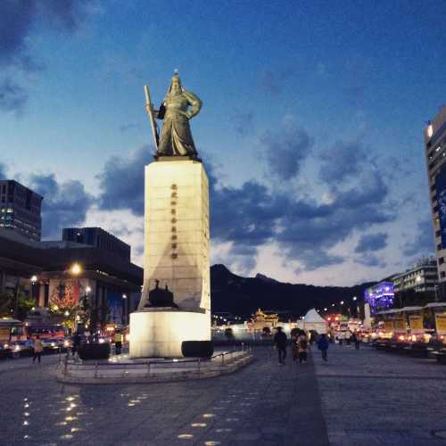Gwanghwamun Square Statue of Admniral Yi Sun Shin photo