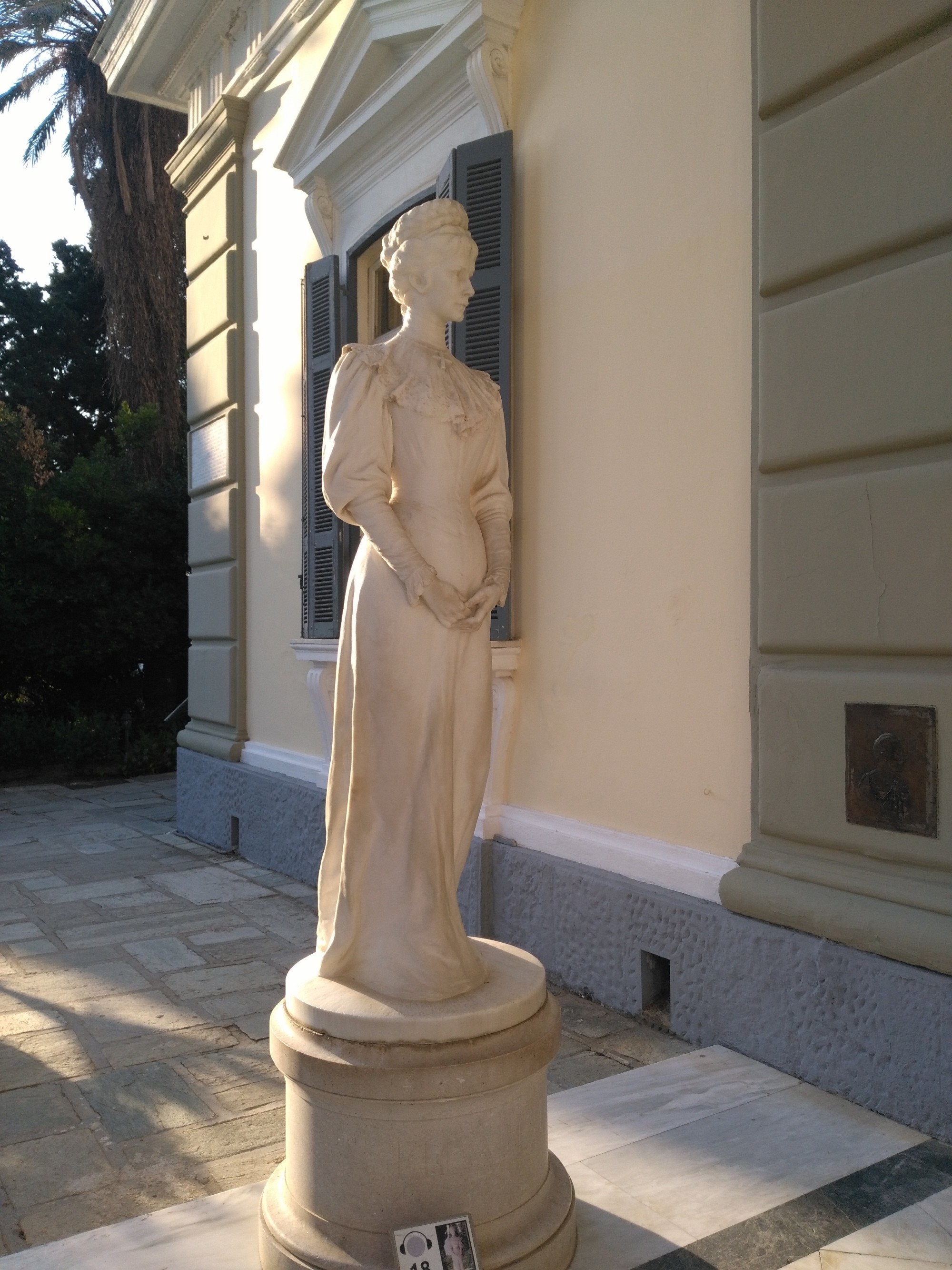 Статуя хозяйки виллы — императрицы Австрии Елизаветы Баварской (Сиси)