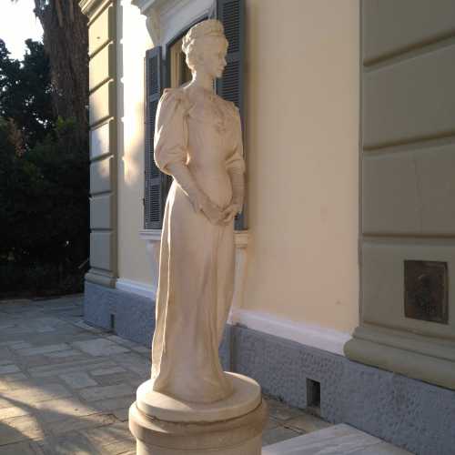 Статуя хозяйки виллы — императрицы Австрии Елизаветы Баварской (Сиси)