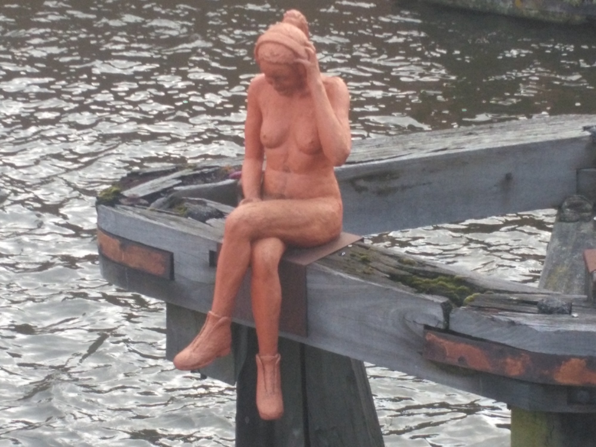 Сидящая на балке женщина, Бельгия