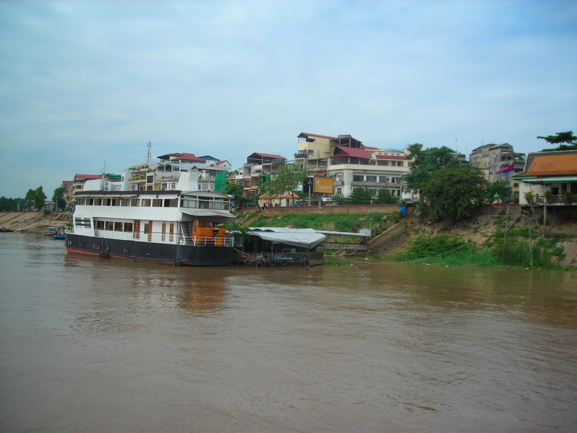 Boat ride down Tonlé Sap<br/>
