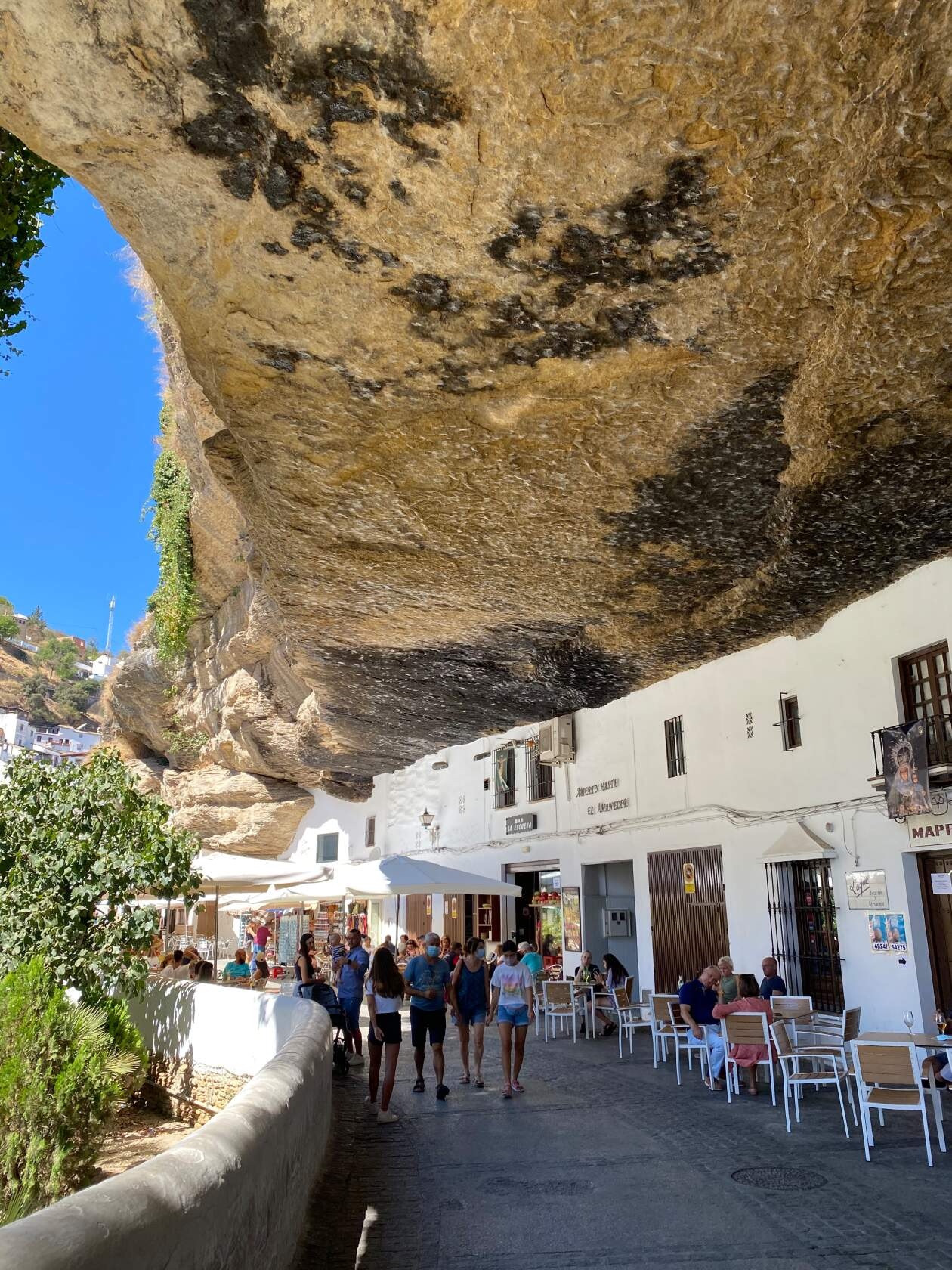 Город в скале Сетенил де лас Бодегас. Андалусия. Испания
