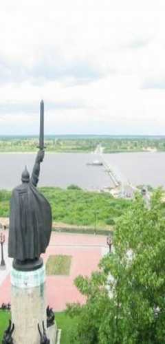 Памятник Илье Муромцу на берегу Оки. Муром