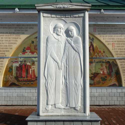 Памятник Петру и Февронии у Преображенского монаствр