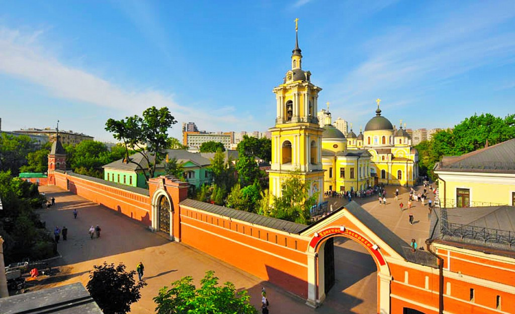 Покровский монастырь в Москве. Там хранятся св. мощи блаж. Матронушки Московской