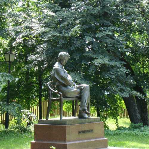 Памятник А.С. Пушкину в усадьбе в Большом Болдине открыт в 1979 году (скульптор О. Комов)