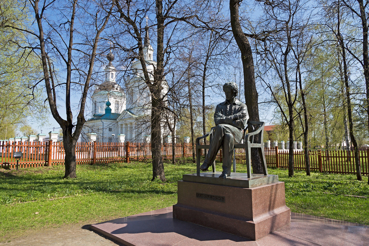 Памятник А.С. Пушкину на территории музея-заповедника