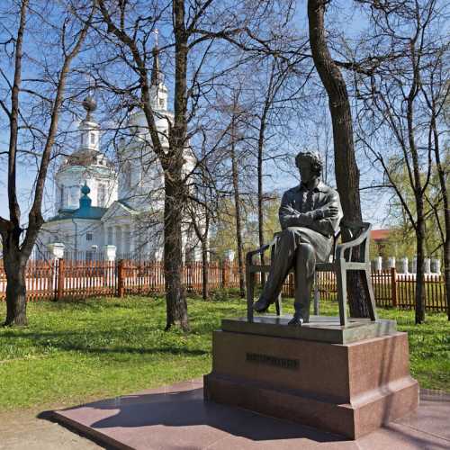 Памятник А.С. Пушкину на территории музея-заповедника