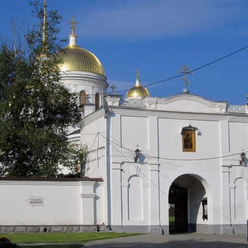 Ново-Тихвинский монастырь. Святые врата