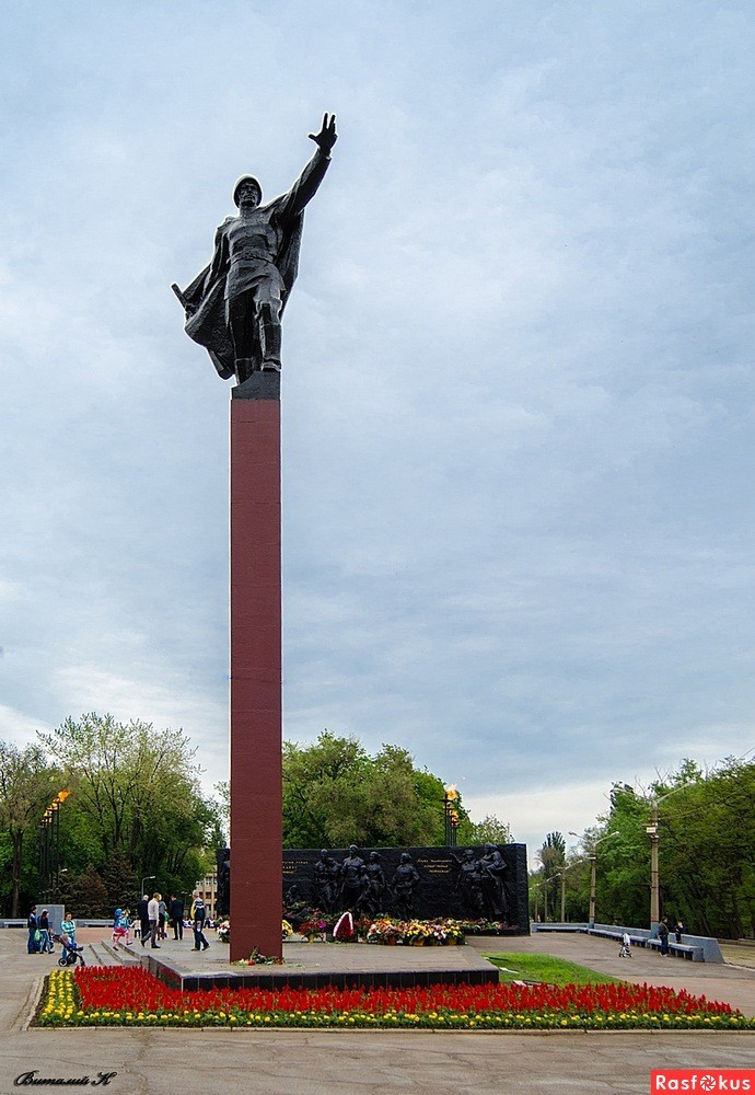 Монумент воину-освободителю в Кривом Роге