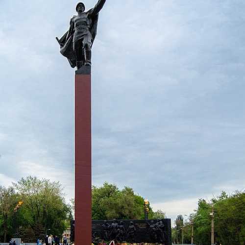 Монумент воину-освободителю в Кривом Роге