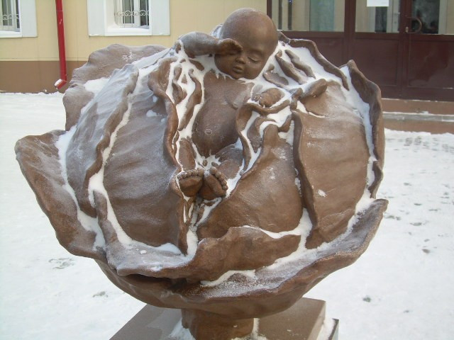 Памятник возле роддома на проспекте Ленина, 65 (Томск)