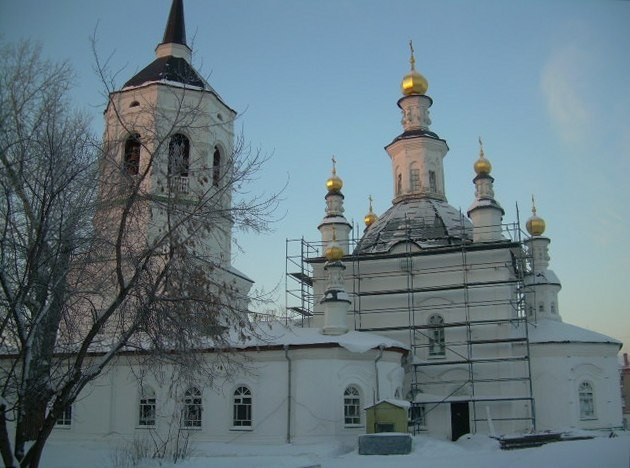 Казанский собор в лесах (Богородице-Алексеевский монастырь в Томске)