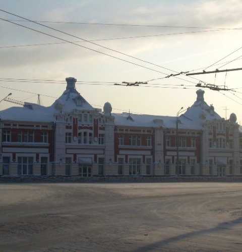 Торговый корпус в Томске на пл. Ленина. Мы пытались найти различия с новосибирским творением А.Д. Крячкова