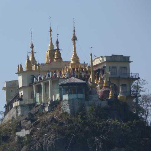 Popa Taungkalat monastery 