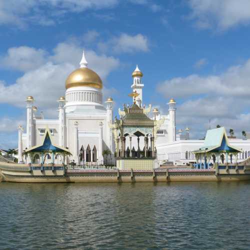 Omar 'Ali Saifuddien Mosque & Royal Barge