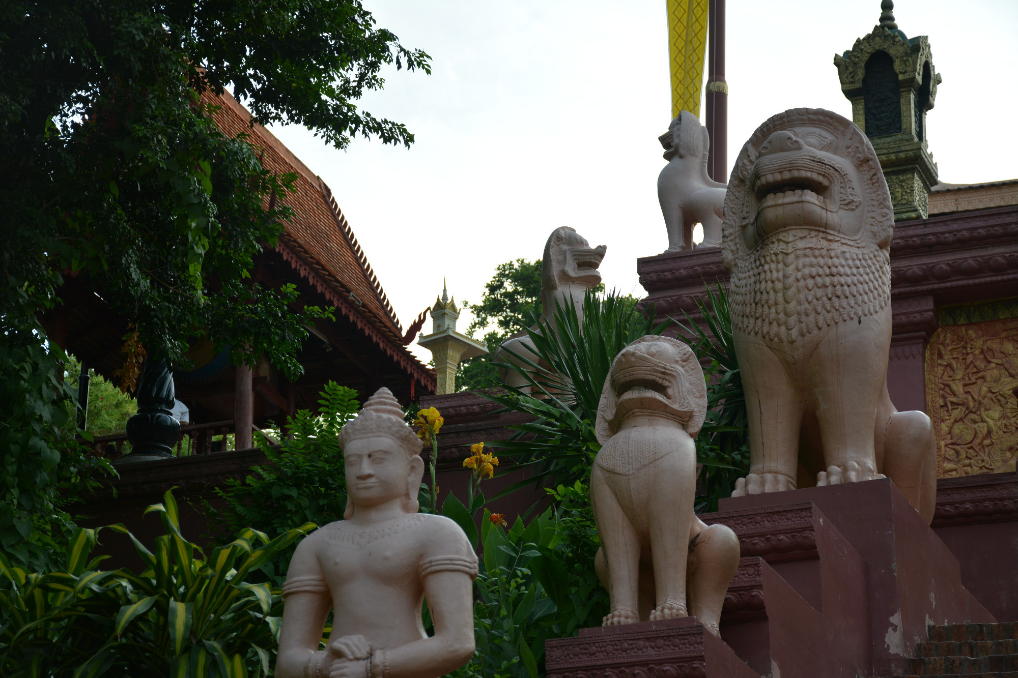 statues on stairs Wat Phnom Daun Penh