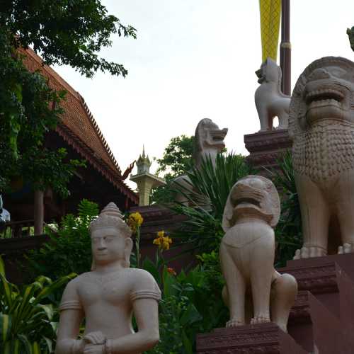 statues on stairs Wat Phnom Daun Penh