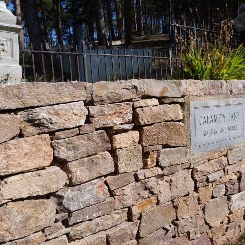 Calamity Jane Grave next to Wild Bills grave<br/>
Mount Moriah Cemetery