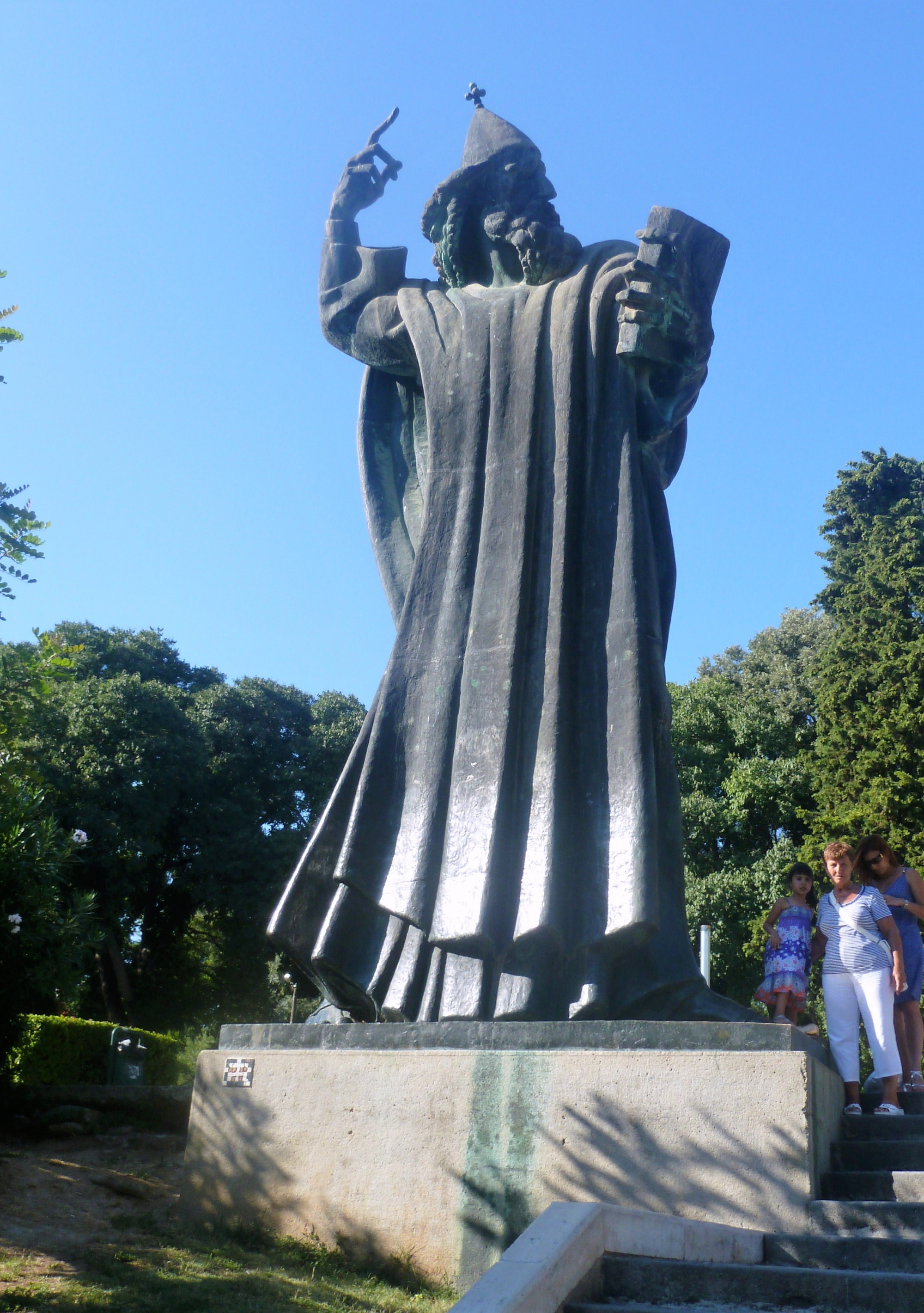 Grgur Ninski Statue