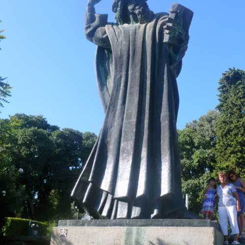 Grgur Ninski Statue