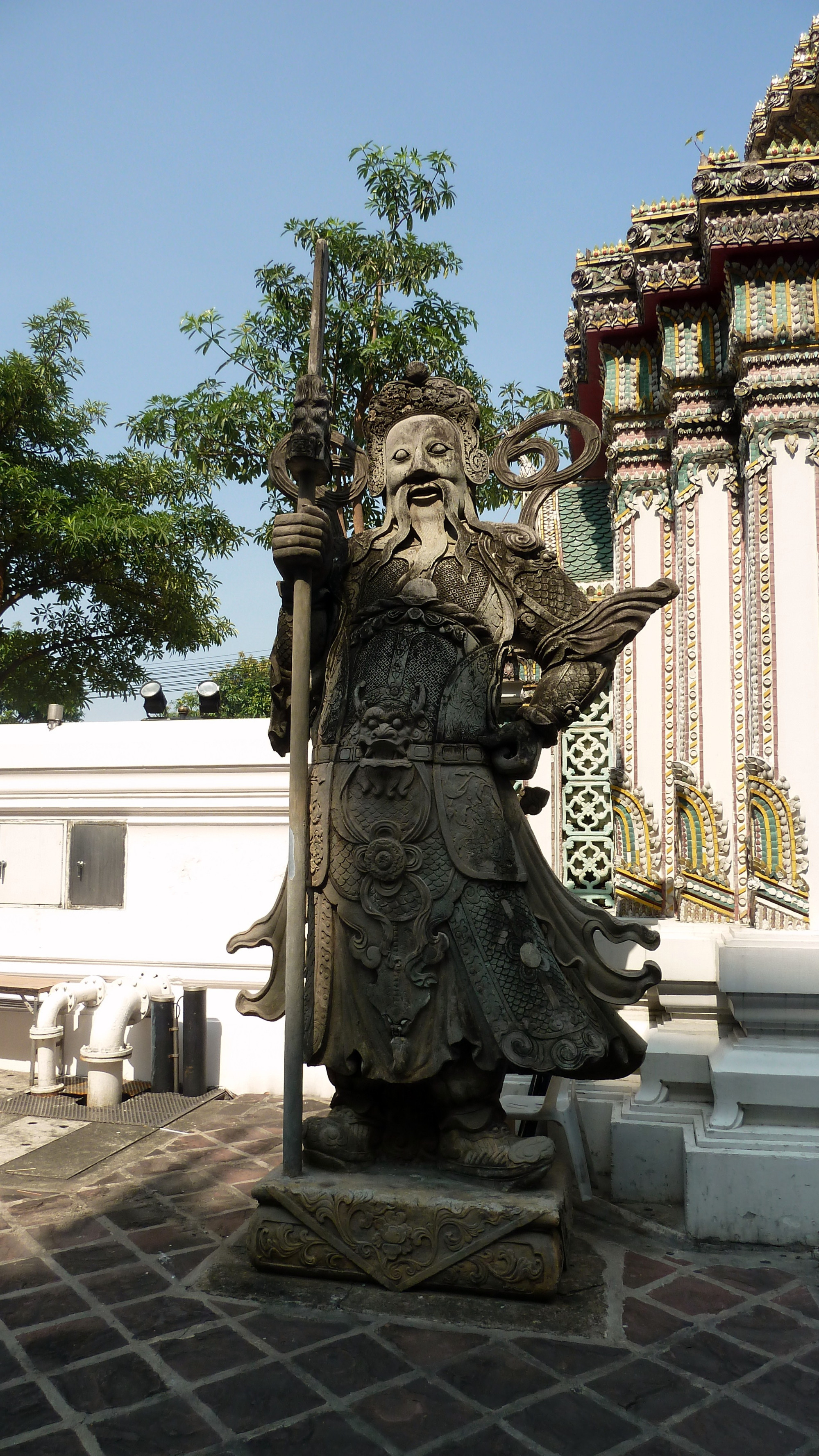 Chinese guardian figure beside a gate, Wat Phra Chetuphon Wimon Mangkhalaram Rajwaramahawihan