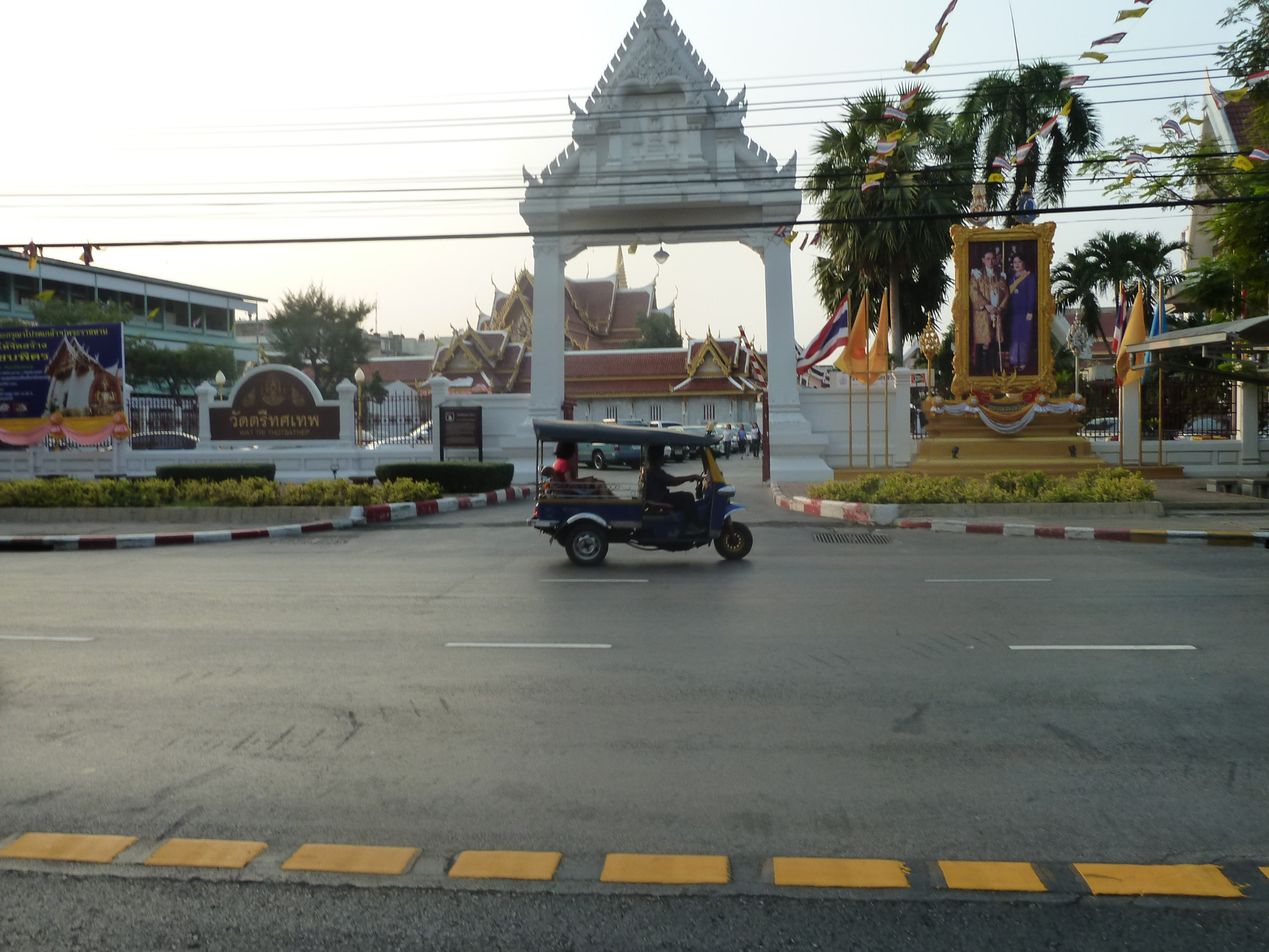 Tuk Tuk outside Wat Tri Thotsathep Temple