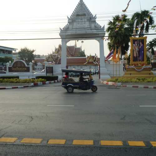 Tuk Tuk outside Wat Tri Thotsathep Temple