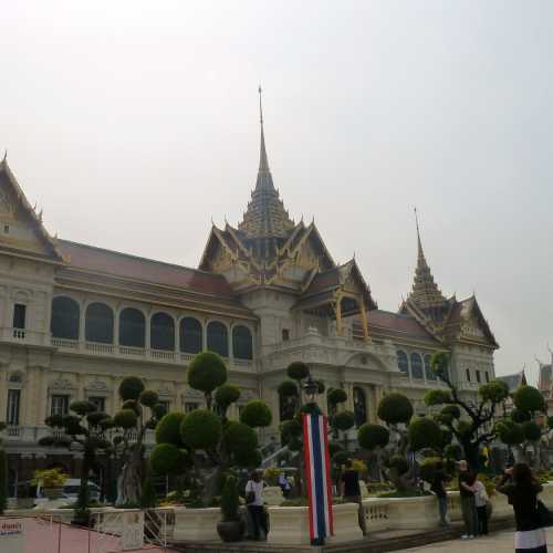 Phra Thinang Chakri Maha Prasat is a blend of Thai traditional architecture and a combination of 19th-century European styles.