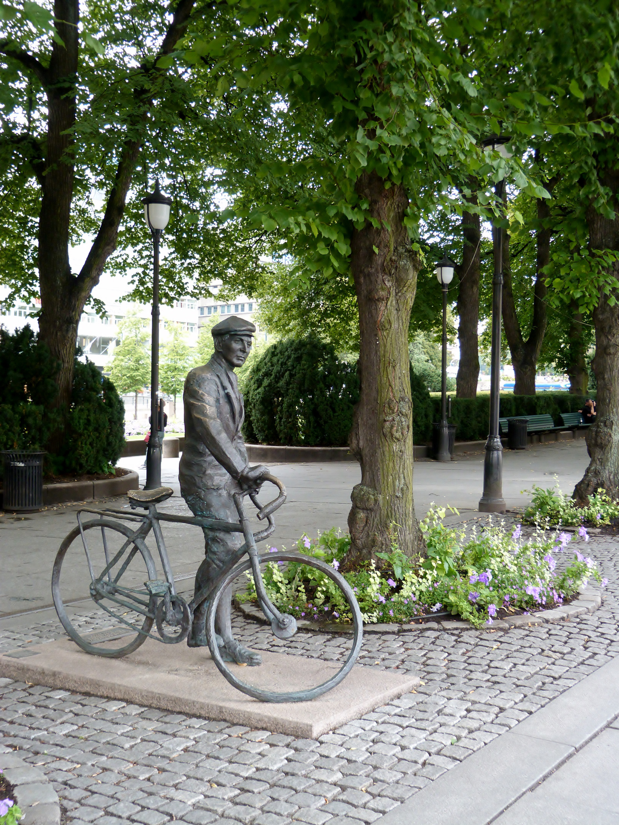 «Man with a bike» — a statue by Norwegian artist Per Ung near National Theater.