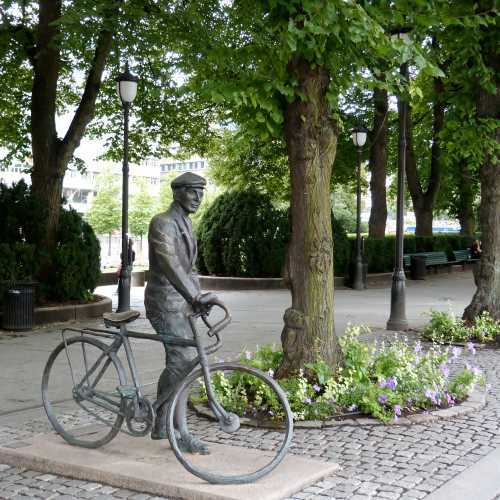 «Man with a bike» — a statue by Norwegian artist Per Ung near National Theater.