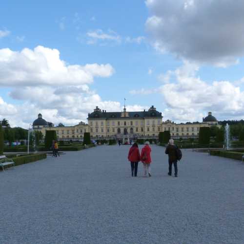 Palace approach From The Gardens