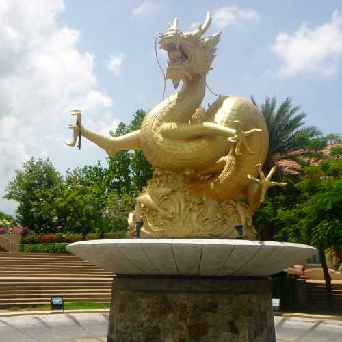 Hai Leng Ong Statue