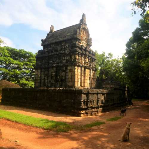 Stone remains of an 8th-10th century Hindu Dravidian style temple & Sri Lanka's center point.