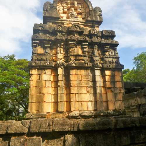 Stone remains of an 8th-10th century Hindu Dravidian style temple & Sri Lanka's center point.