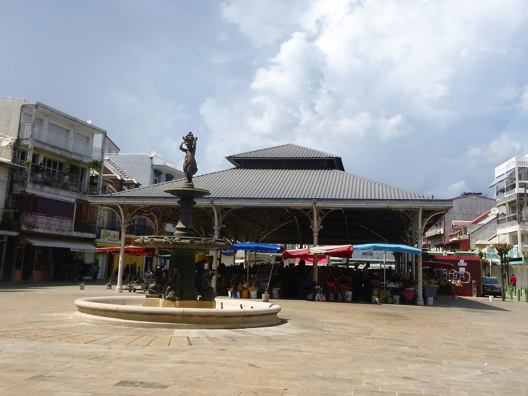 Central Market & Fountain Victory Square